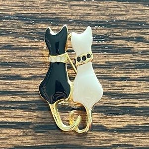 Black And White Cats Pair Brooch Pin Clear Eyes Gold Face and Bow Gold Tone